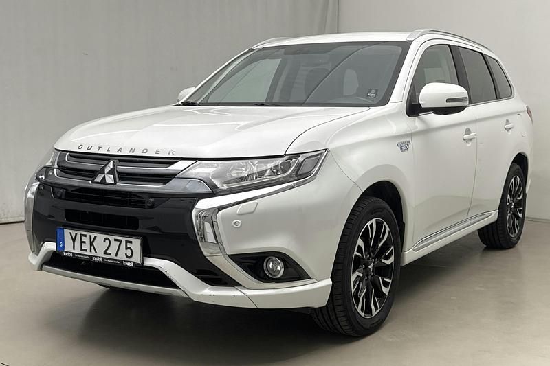 Vit Begagnad 2016 Mitsubishi Outlander SUV | 148 000 kr (Bra pris) - Bild 1/4