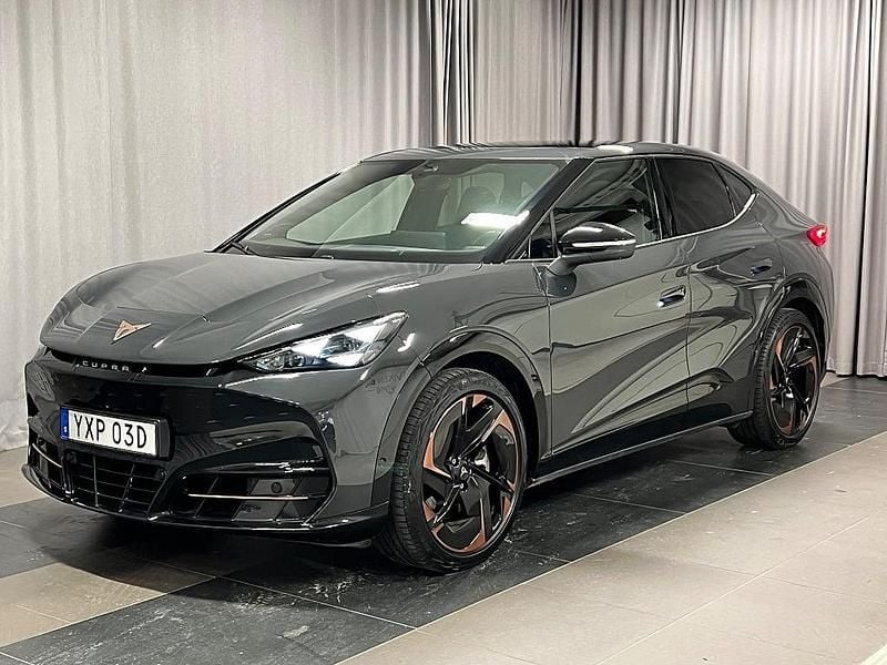Grå Begagnad 2024 Cupra Tavascan VZ SUV | 519 900 kr (Marknadspris) - Bild 1/4