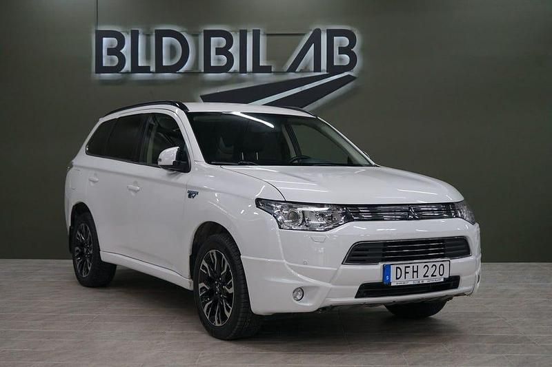 Vit Begagnad 2014 Mitsubishi Outlander SUV | 129 900 kr - Bild 1/4