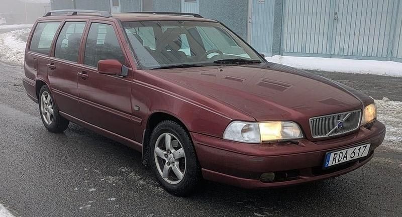 Begagnad Volvo V70 170 HK (125 kW) 1999 Vinröd Kombi