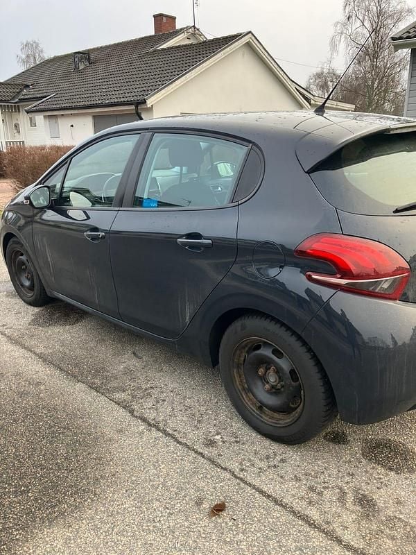 Mörkgrå Begagnad 2017 Peugeot 208 Halvkombi | 85 000 kr (Marknadspris) - Bild 1/4