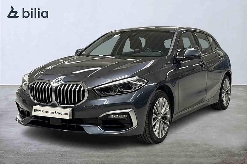Grå Begagnad 2020 BMW 118 Halvkombi | 208 900 kr (Superpris) - Bild 1/1