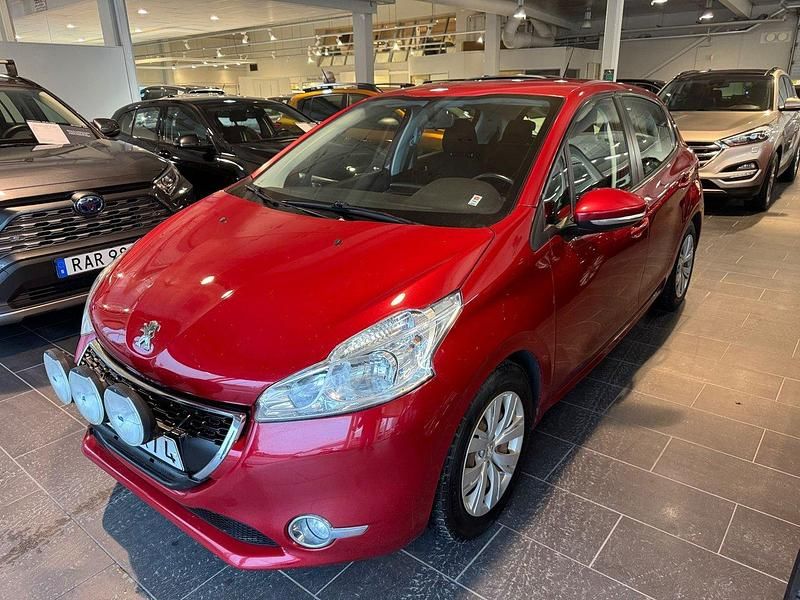 Mörkröd (röd) Begagnad 2013 Peugeot 208 Halvkombi | 64 900 kr (Marknadspris) - Bild 1/4