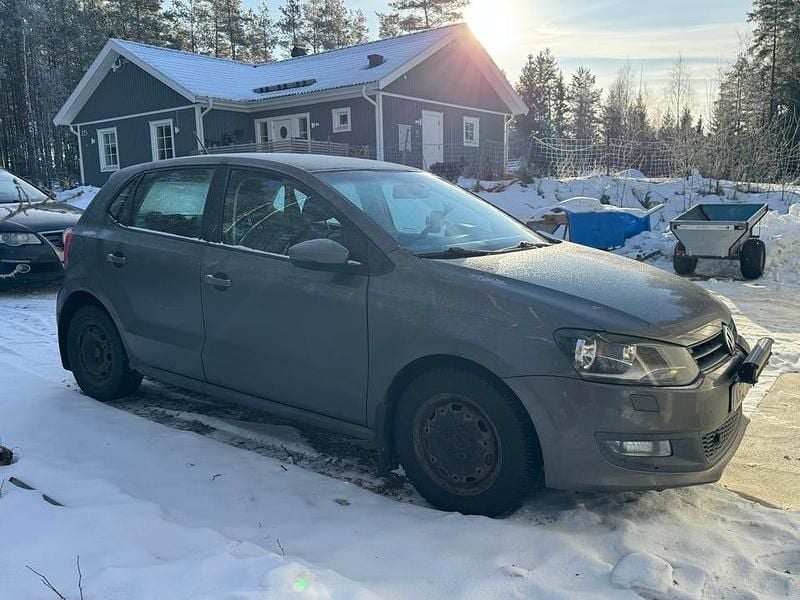 Begagnad VW Polo 90 HK (66 kW) 2010 Grå metallic Halvkombi