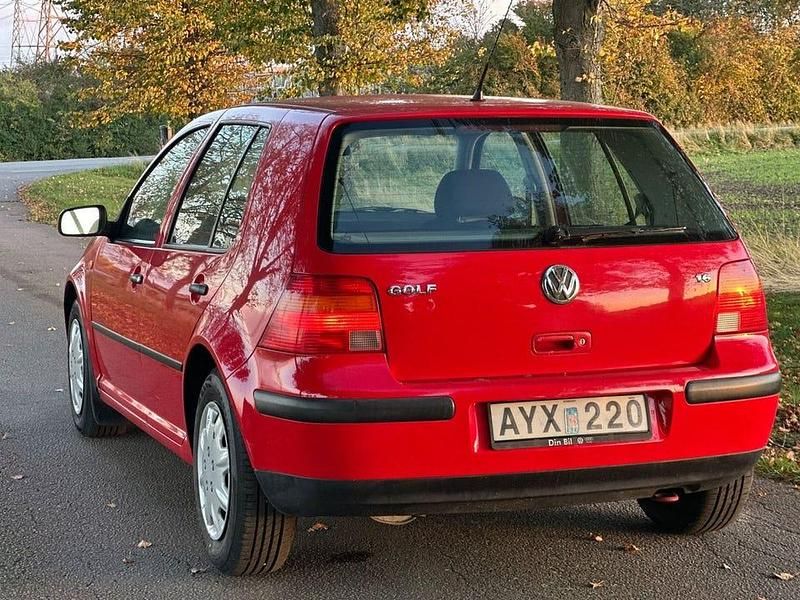 Begagnad VW Golf IV Trendline 101 HK (74 kW) 1998 Röd Halvkombi