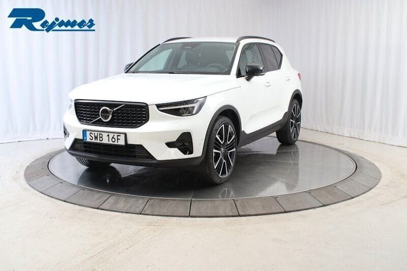 Vit Ny 2025 Volvo XC40 Plus SUV | 439 900 kr (Marknadspris) - Bild 1/4