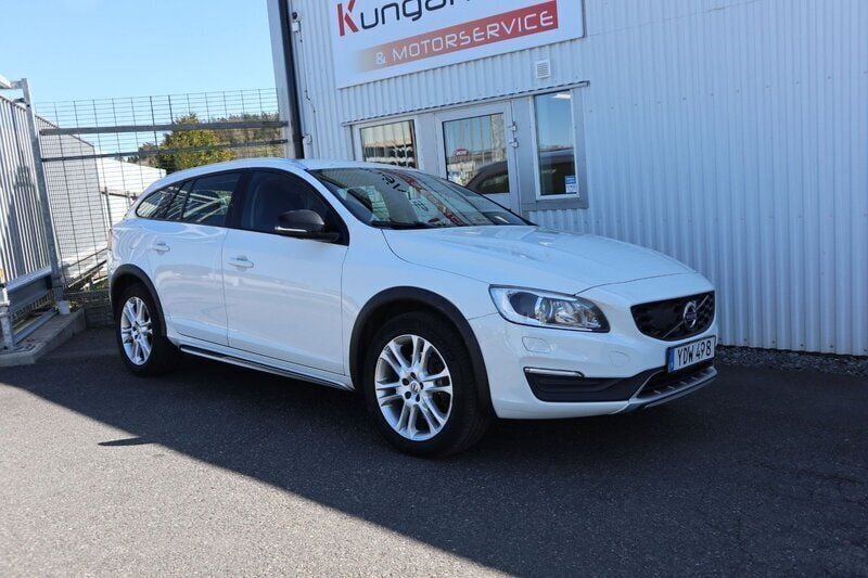 Vit Begagnad 2016 Volvo V60 CC Momentum Kombi | 149 000 kr (Bra pris) - Bild 1/4