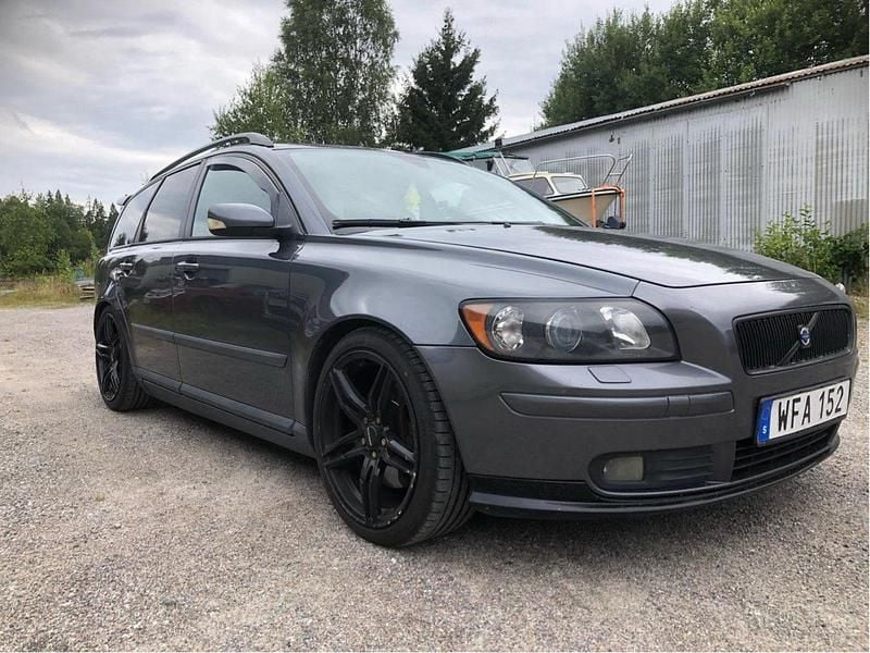 Grå Begagnad 2005 Volvo V50 Kinetic Kombi | 32 000 kr (Marknadspris) - Bild 1/4