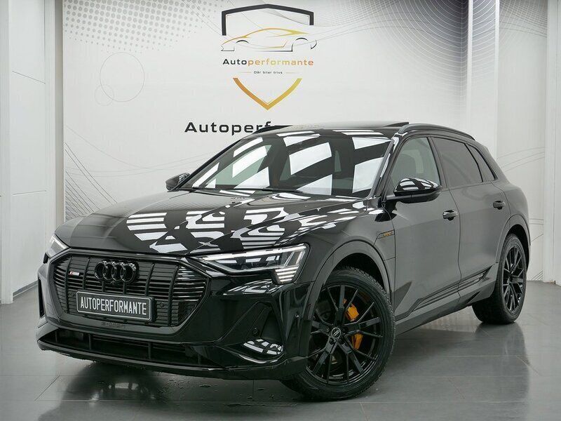 Svart Begagnad 2022 Audi e-tron Black Edition SUV | 989 000 kr - Bild 1/4