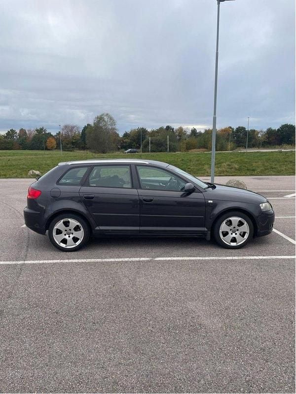 Grå Begagnad 2006 Audi A3 Sportback Comfort Halvkombi | 44 000 kr (Marknadspris) - Bild 1/4