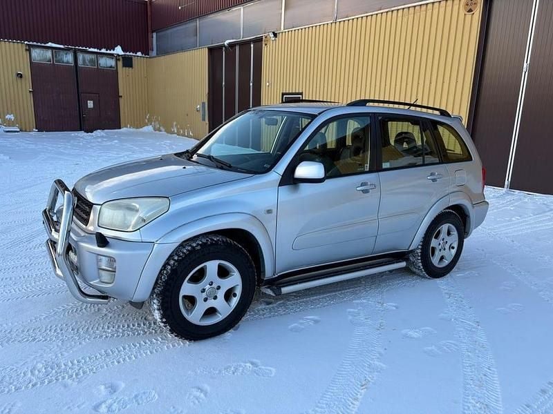Silver Begagnad 2002 Toyota RAV4 SUV | 59 900 kr (Lite dyr) - Bild 1/4