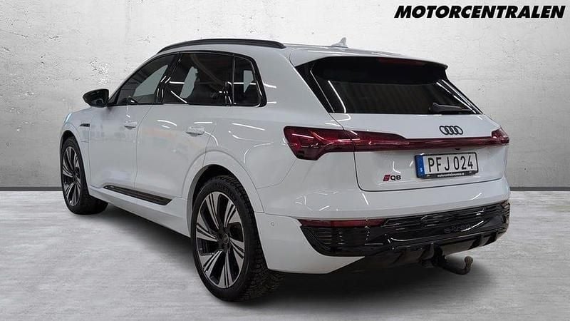Begagnad Audi Q8 e-tron S-Line 303 kW (413 HK) 2024 Vit SUV