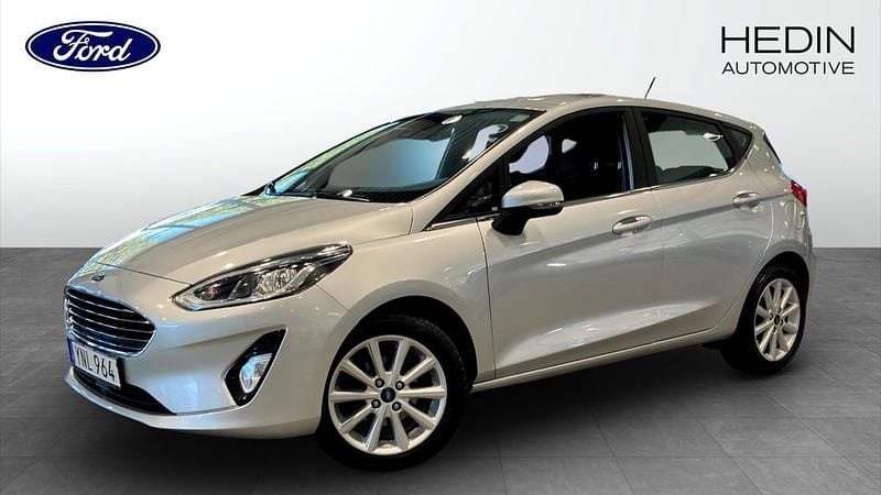 Grå (silver) Begagnad 2017 Ford Fiesta Halvkombi | 99 900 kr (Marknadspris) - Bild 1/4