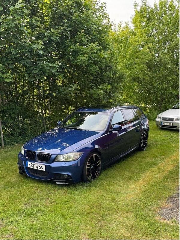Blå Begagnad 2009 BMW 330 Comfort Edition Kombi | 135 000 kr (Lite dyr) - Bild 1/4