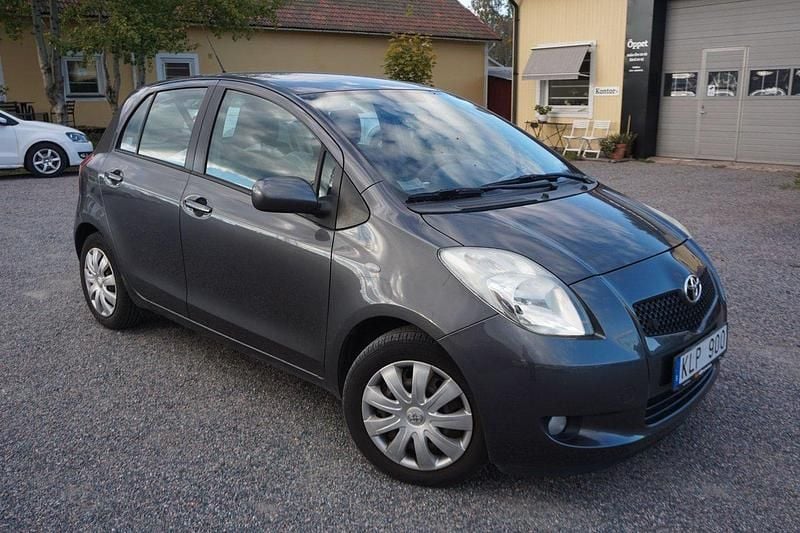 Grå Begagnad 2008 Toyota Yaris Halvkombi | 59 900 kr (Lite dyr) - Bild 1/4
