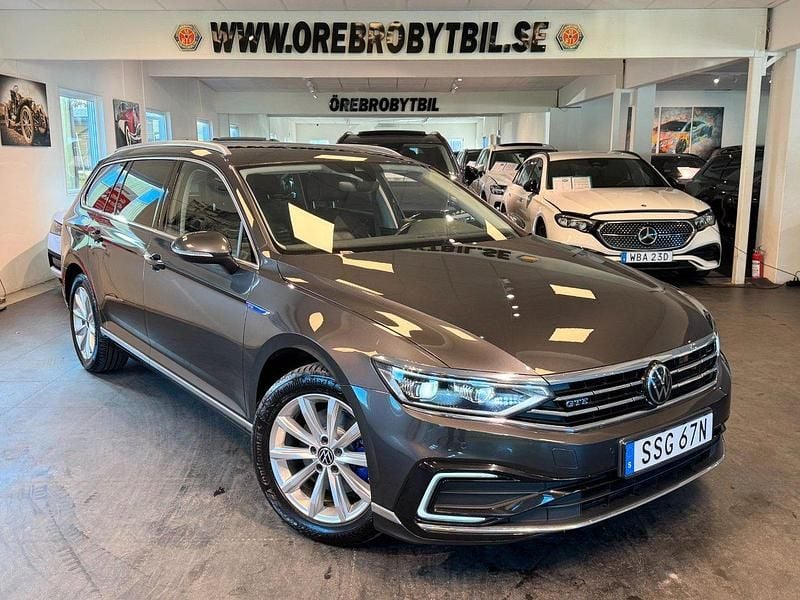 Mörkgrå (grå) Begagnad 2022 VW Passat GTE Kombi | 289 900 kr (Marknadspris) - Bild 1/4