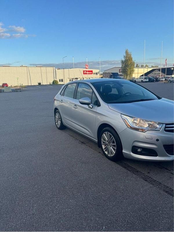 Silver Begagnad 2013 Citroën C4 Halvkombi | 52 000 kr (Bra pris) - Bild 1/4