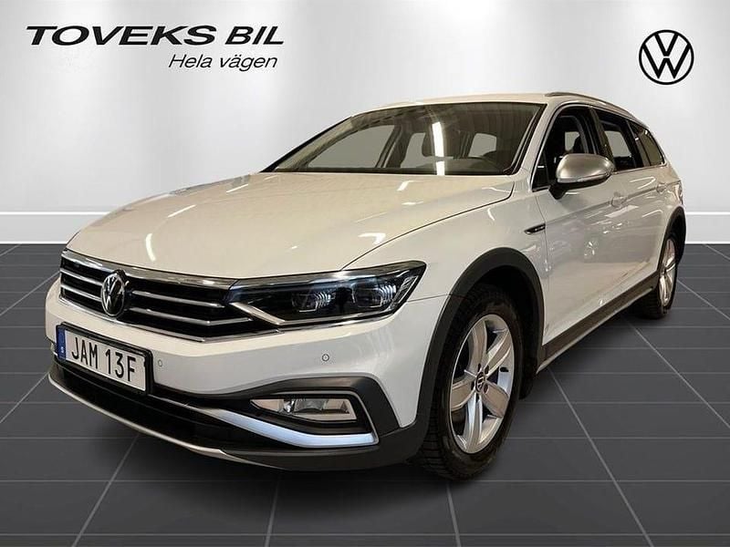 Glacier white metallic Begagnad 2023 VW Passat Alltrack Kombi | 349 000 kr (Marknadspris) - Bild 1/4