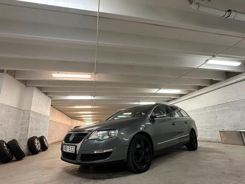 Ljusgrå Begagnad 2008 VW Passat Sportline Kombi | 59 000 kr (Lite dyr) - Bild 1/4