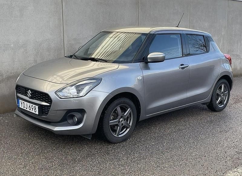 Grå Begagnad 2023 Suzuki Swift Halvkombi | 195 000 kr (Marknadspris) - Bild 1/4
