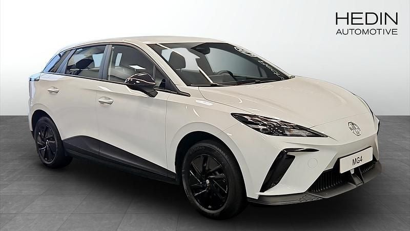 Vit (white) Begagnad 2022 MG MG4 EV Halvkombi | 259 900 kr (Marknadspris) - Bild 1/4