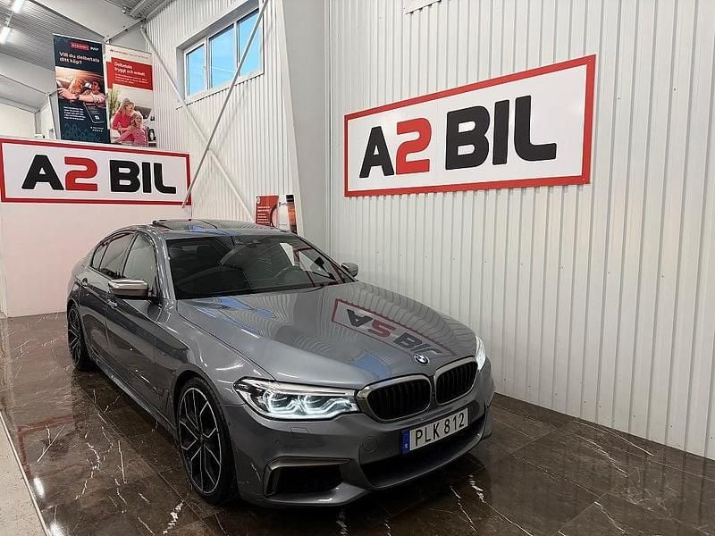 Blå Begagnad 2017 BMW M550 Sedan | 349 900 kr (Dyr) - Bild 1/4