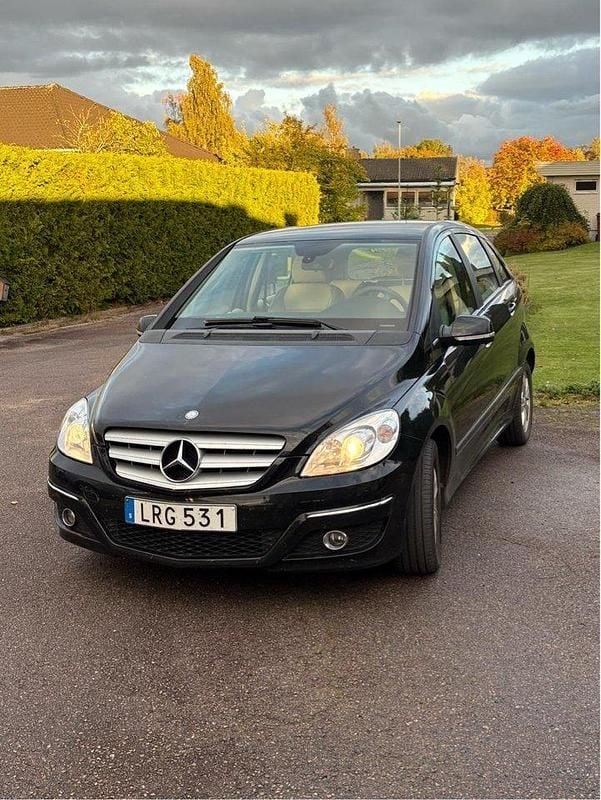Svart Begagnad 2011 Mercedes B180 Minibuss | 49 000 kr (Marknadspris) - Bild 1/4