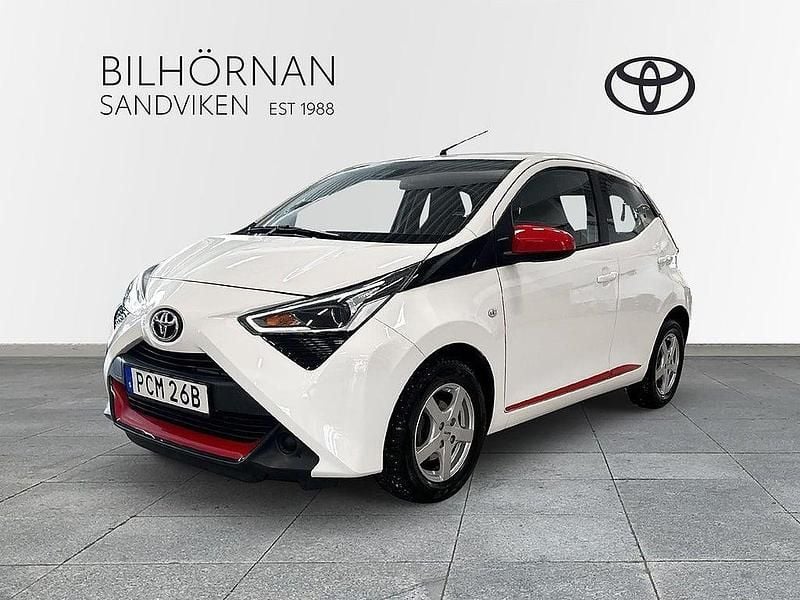 Begagnad Toyota Aygo X-play 72 HK (52 kW) 2021 Vit Halvkombi