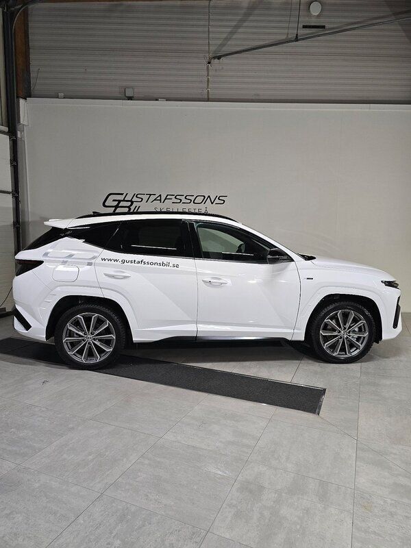Vit Ny 2024 Hyundai Tucson Advanced SUV | 504 900 kr (Lite dyr) - Bild 1/4