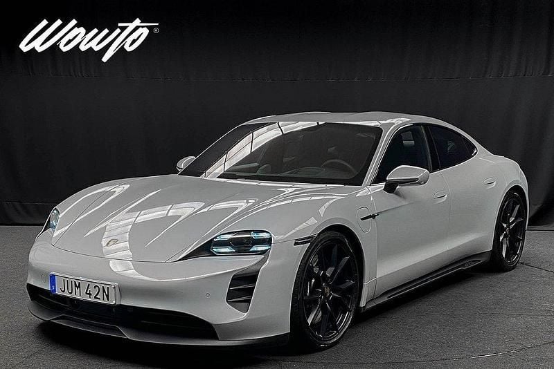 Ljusgrå Begagnad 2022 Porsche Taycan GTS Sedan | 869 800 kr - Bild 1/3