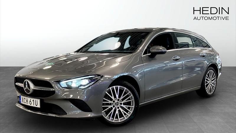 Mörkgrå (grey) Begagnad 2022 Mercedes CLA250e Sedan | 339 900 kr (Marknadspris) - Bild 1/4