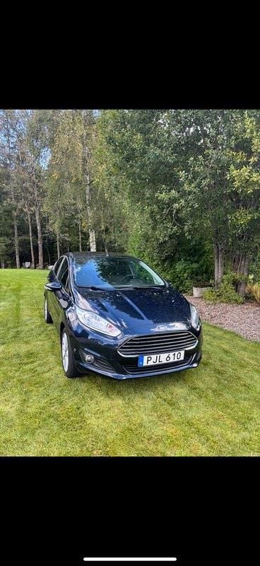 Grå Begagnad 2017 Ford Fiesta Titanium Halvkombi | 95 000 kr (Marknadspris) - Bild 1/4