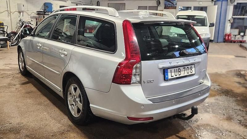 Begagnad Volvo V50 Momentum 116 HK (85 kW) 2011 Ljusgrå Kombi