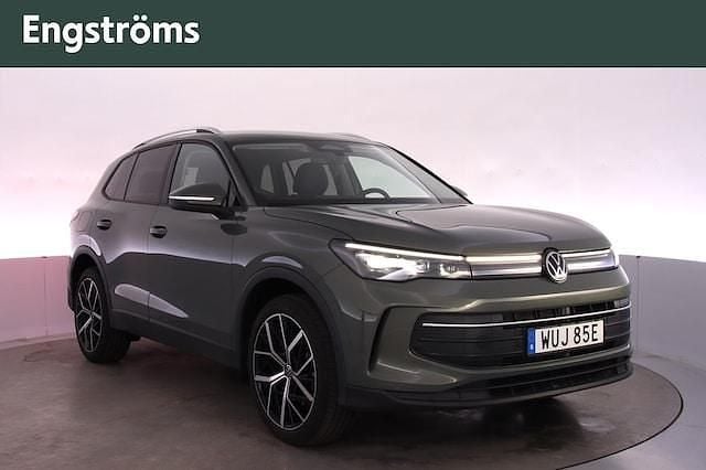 Grön Begagnad 2025 VW Tiguan Life SUV | 489 000 kr (Dyr) - Bild 1/4
