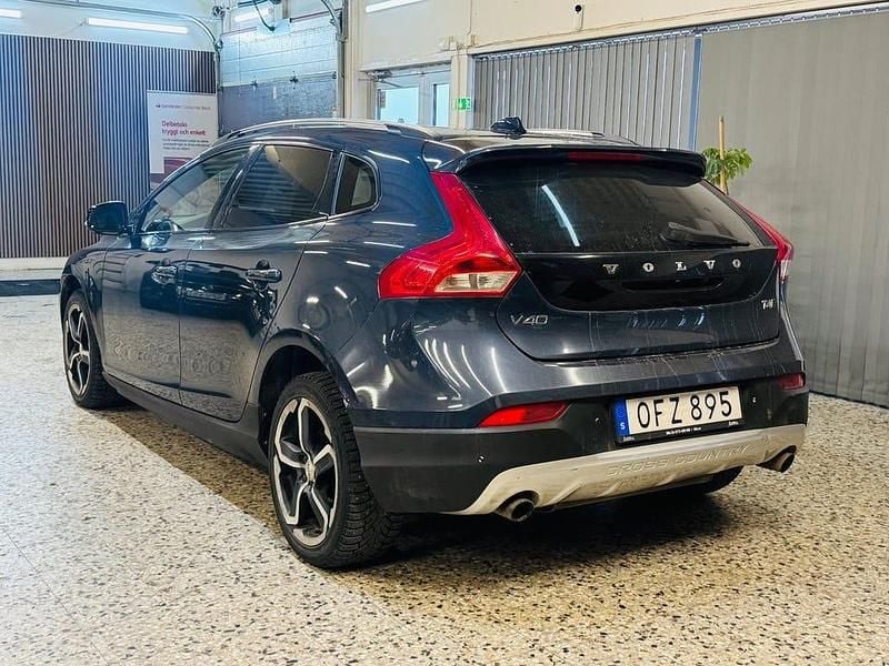 Begagnad Volvo V40 CC Summum 190 HK (139 kW) 2017 Blå Kombi
