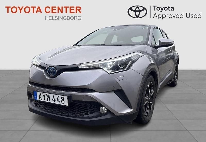 Mörkgrå (grå) Begagnad 2018 Toyota C-HR+ Executive SUV | 189 900 kr (Marknadspris) - Bild 1/4