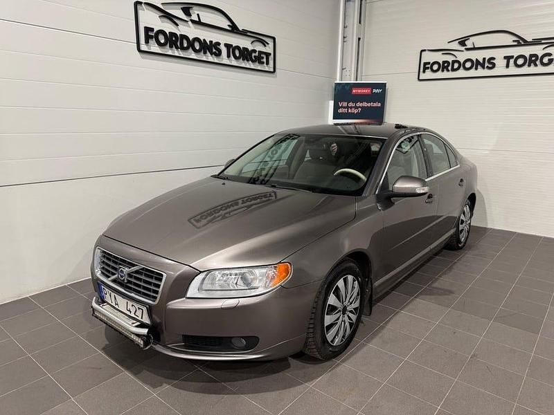 Grå Begagnad 2008 Volvo S80 Sedan | 49 900 kr (Marknadspris) - Bild 1/4