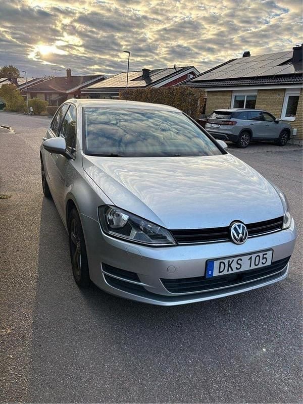 Silver Begagnad 2015 VW Golf VII Halvkombi | 90 000 kr (Bra pris) - Bild 1/4