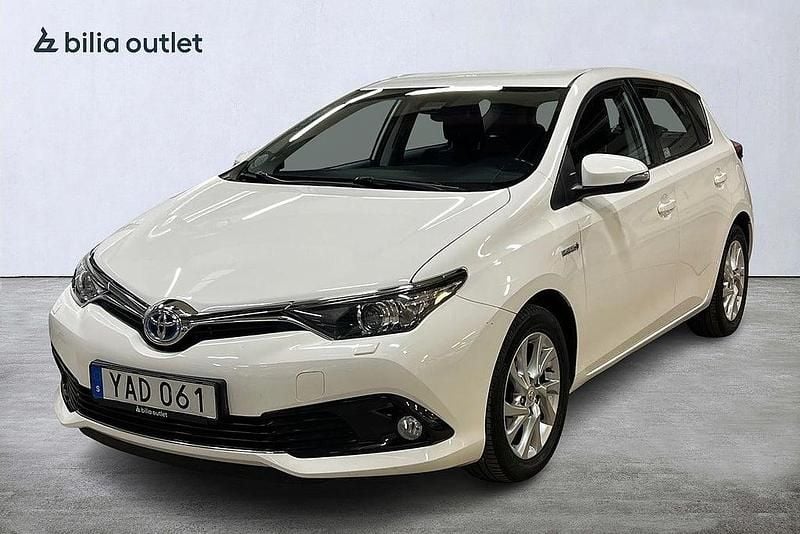 Vit Begagnad 2015 Toyota Auris Hybrid Active Halvkombi | 134 900 kr (Marknadspris) - Bild 1/3
