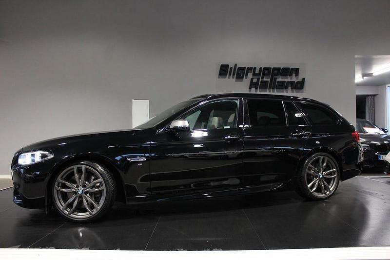 Svart Begagnad 2015 BMW M550 M Sport Sedan | 349 900 kr (Dyr) - Bild 1/4