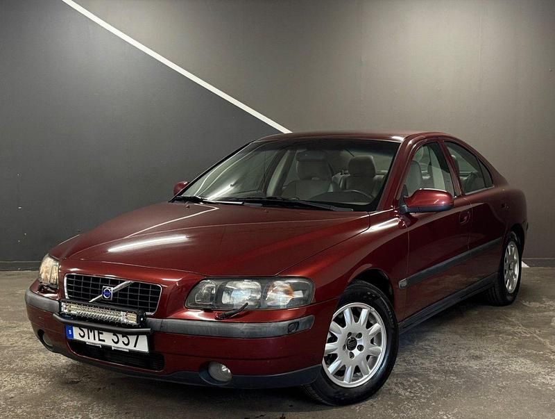 Mörkröd Begagnad 2001 Volvo S60 Business Edition Sedan | 39 900 kr (Lite dyr) - Bild 1/4