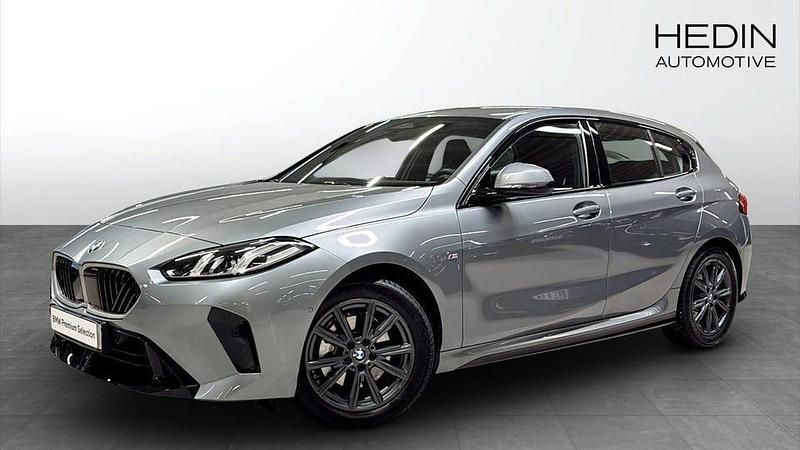 Grå Begagnad 2025 BMW 120 M Sport Halvkombi | 368 700 kr - Bild 1/4