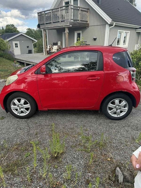 Röd Begagnad 2009 Toyota iQ Halvkombi | 59 000 kr (Marknadspris) - Bild 1/4