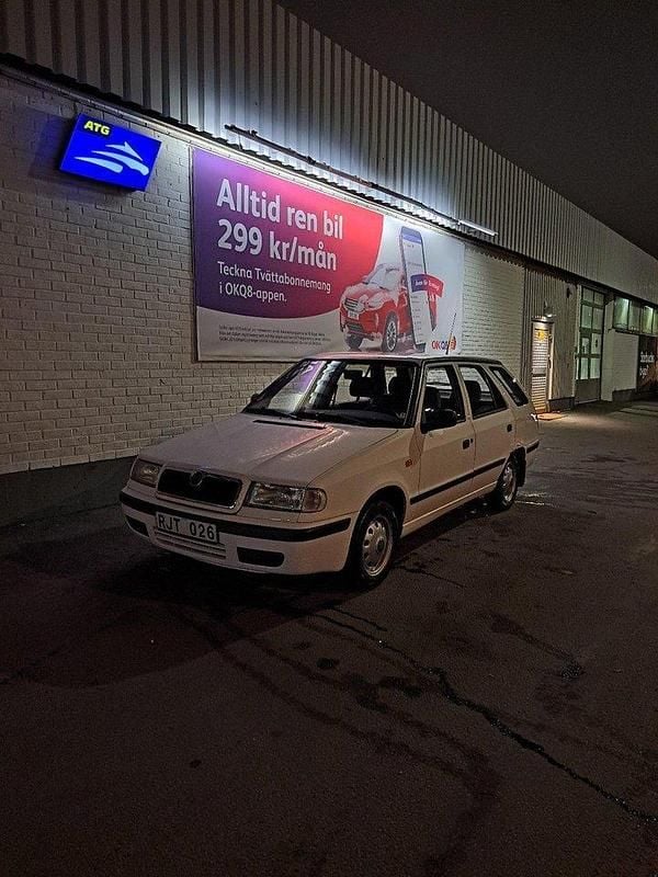 Vit Begagnad 2000 Skoda Felicia Kombi | 16 500 kr - Bild 1/4
