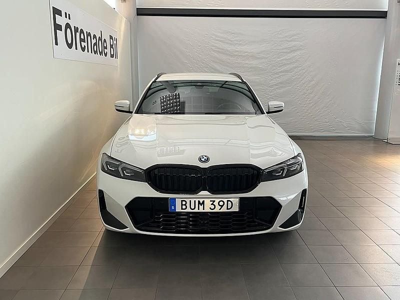 Begagnad BMW 330e M Sport 184 HK (135 kW) 2025 Vit Kombi