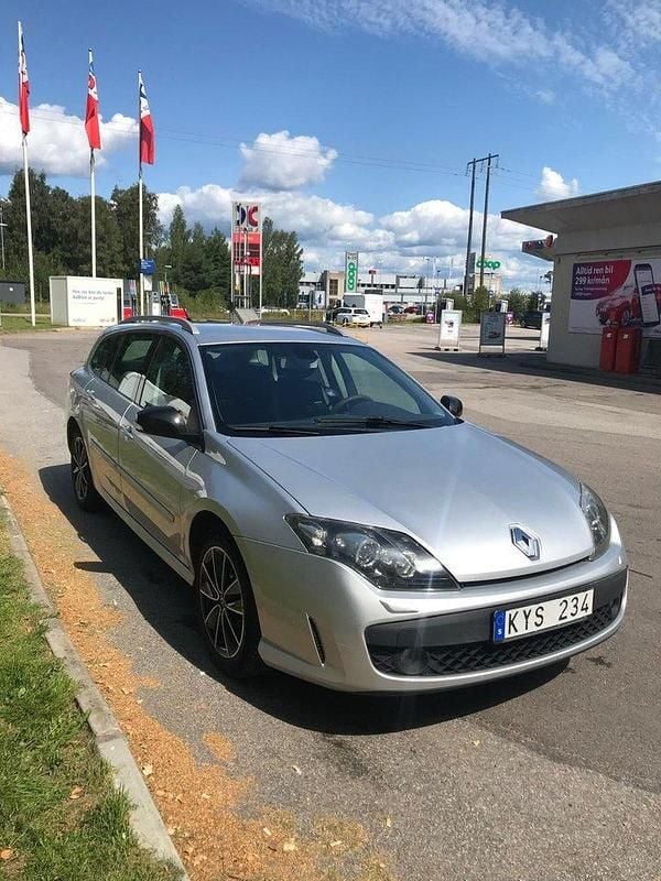 Silver Begagnad 2011 Renault Laguna GrandTour Kombi | 32 000 kr (Bra pris) - Bild 1/4