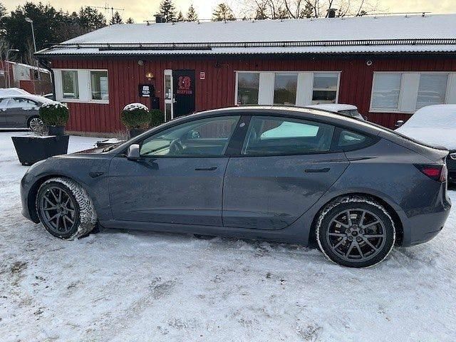 Begagnad Tesla Model 3 Standard Range Plus 239 kW (325 HK) 2021 Grå Sedan