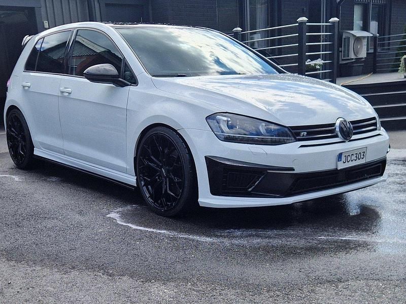 Vit Begagnad 2016 VW Golf VII R Halvkombi | 275 000 kr (Dyr) - Bild 1/4