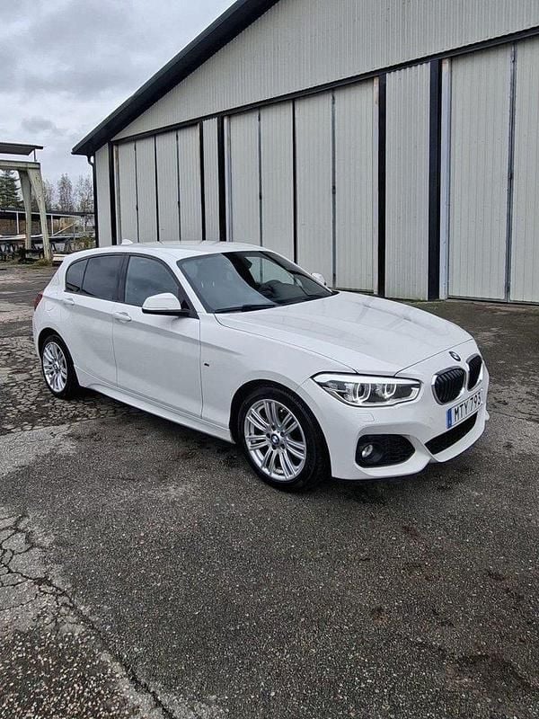 Vit Begagnad 2016 BMW 116 M Sport Halvkombi | 108 000 kr (Marknadspris) - Bild 1/4