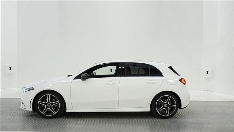 Vit Begagnad 2021 Mercedes A180 AMG Halvkombi | 239 000 kr (Marknadspris) - Bild 1/4